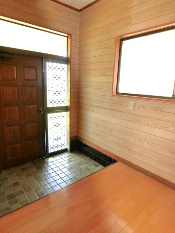 鶴ヶ里貸家A（ツルガサトカシヤ）の玄関