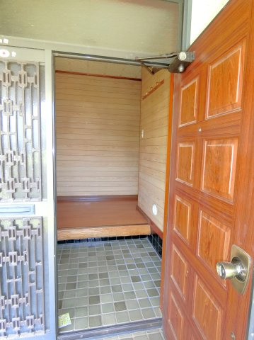 鶴ヶ里貸家A（ツルガサトカシヤ）の玄関