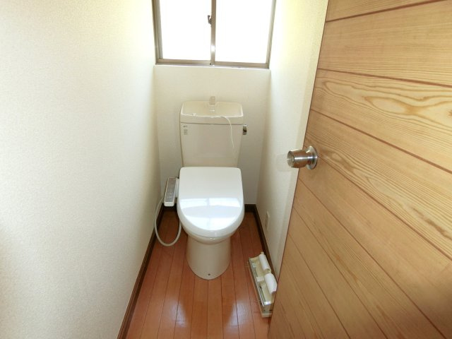 鶴ヶ里貸家A（ツルガサトカシヤ）のトイレ