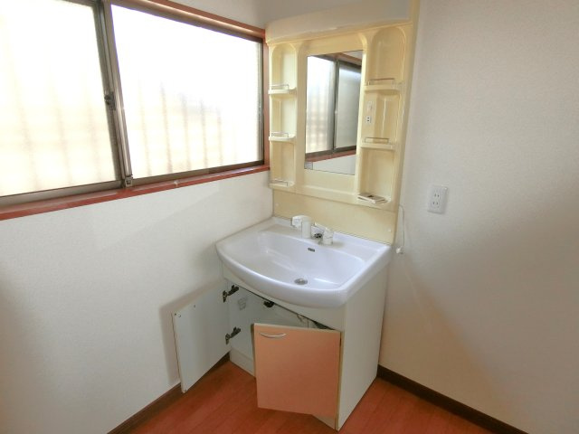 鶴ヶ里貸家A（ツルガサトカシヤ）の独立洗面台