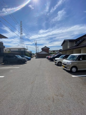 エターナル　レーヴの駐車場