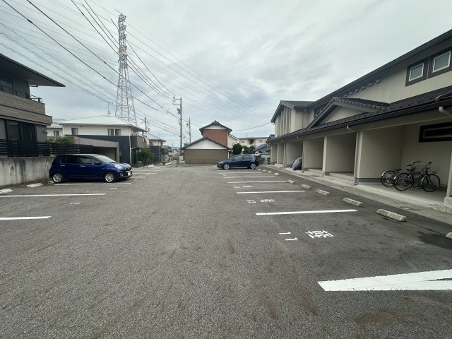 エターナル　レーヴの駐車場