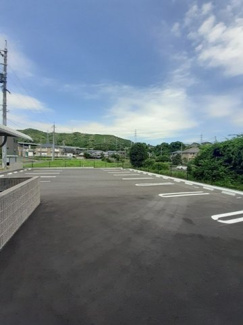 【駐車場】 | ラーゴム　Ａ | 駐車場があるので、車を買う予定の方も安心です