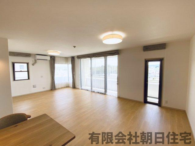 【居間・リビング】 | フォレストコート春日町9F | ゆったり過ごせる居間です