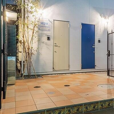 新宿区富久町のアパートのエントランス|オシャレな門扉があります。