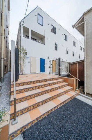 新宿区富久町のアパートの外観