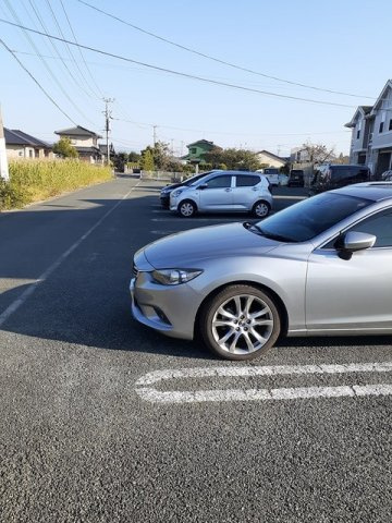 サンシャイン花房Ｂの駐車場|車をお持ちの方に嬉しい駐車場付きの物件です