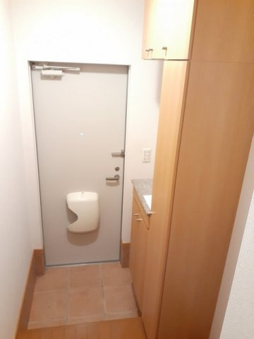 サンシャイン花房Ｂの玄関|収納もある玄関です