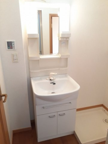 サンシャイン花房Ｂの洗面所|コンパクトで使いやすい洗面所