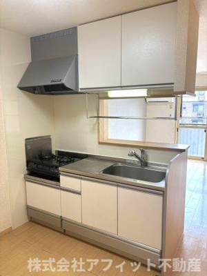 【キッチン】 | グレイス スクエア新涯 　5　 A棟 | 吊戸棚付きキッチン