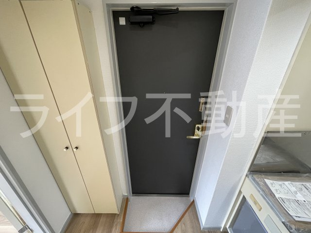 レオパレス若草の玄関