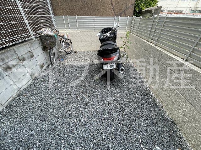 レオパレス若草の駐車場