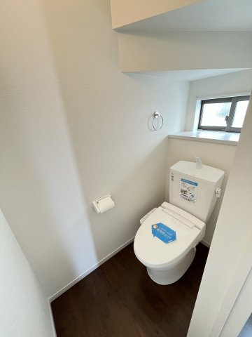 【トイレ】 | 糟屋郡篠栗町和田3丁目2期　1号棟（全2棟）【仲介手数料無料・0円】 | 現地写真。1階のトイレです。