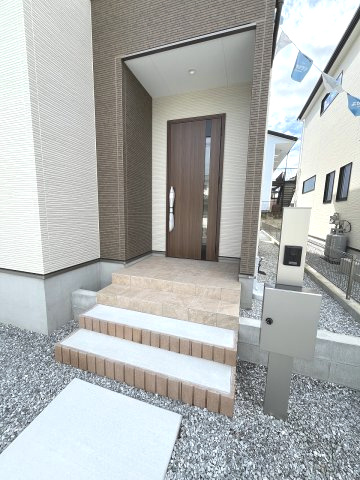 【玄関】 | 糟屋郡篠栗町和田3丁目2期　1号棟（全2棟）【仲介手数料無料・0円】 | 現地写真。