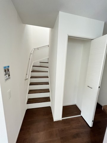 【内装】 | 糟屋郡篠栗町和田3丁目2期　1号棟（全2棟）【仲介手数料無料・0円】 | 現地写真。2階へ上がる階段です。手摺もついて安全ですね。