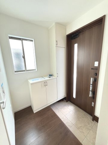 【玄関】 | 糟屋郡篠栗町和田3丁目2期　1号棟（全2棟）【仲介手数料無料・0円】 | 現地写真。