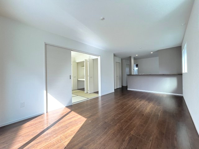 【居間・リビング】 | 糟屋郡篠栗町和田3丁目2期　1号棟（全2棟）【仲介手数料無料・0円】 | 現地写真。リビングです。