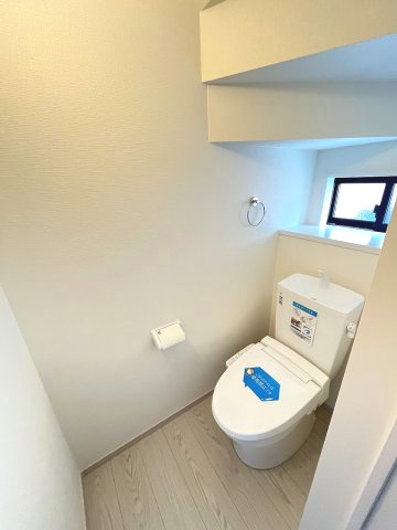 【トイレ】 | 糟屋郡篠栗町和田3丁目2期　2号棟（全2棟）【仲介手数料無料・0円】 | 現地写真。1階のトイレです。