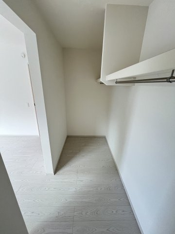 【収納】 | 糟屋郡篠栗町和田3丁目2期　2号棟（全2棟）【仲介手数料無料・0円】 | 現地写真。ウォークインクローゼットです。