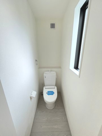 【トイレ】 | 糟屋郡篠栗町和田3丁目2期　2号棟（全2棟）【仲介手数料無料・0円】 | 現地写真。2階にもトイレです。