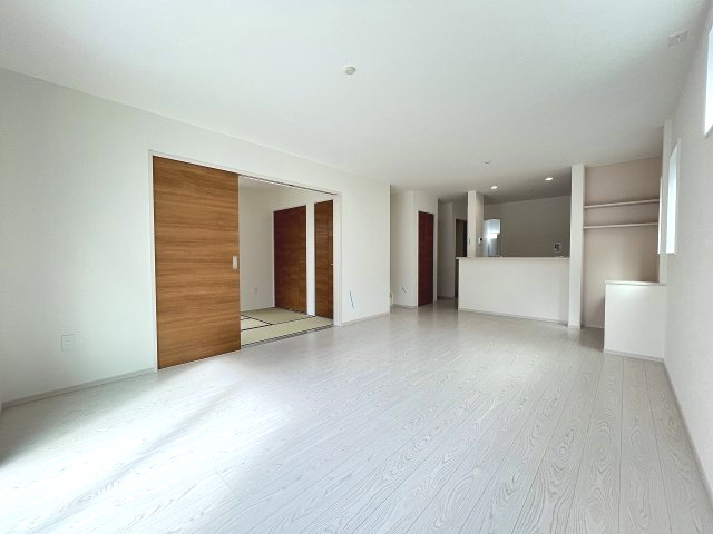 【居間・リビング】 | 糟屋郡篠栗町和田3丁目2期　2号棟（全2棟）【仲介手数料無料・0円】 | 現地写真。リビングです。