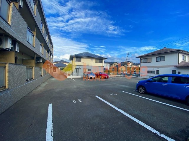 アザレアハイツ葉山の駐車場|駐車スペースもあります