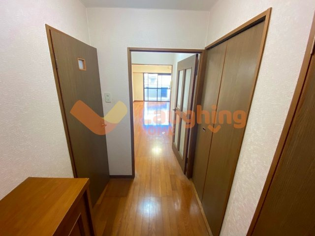 アザレアハイツ葉山の玄関|収納もある玄関です