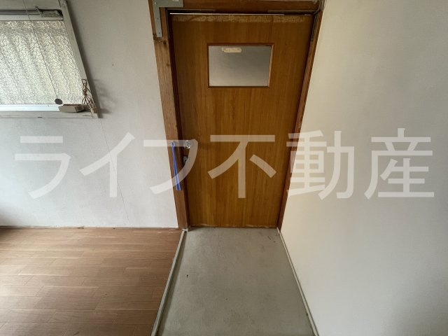 清波ハイツの玄関