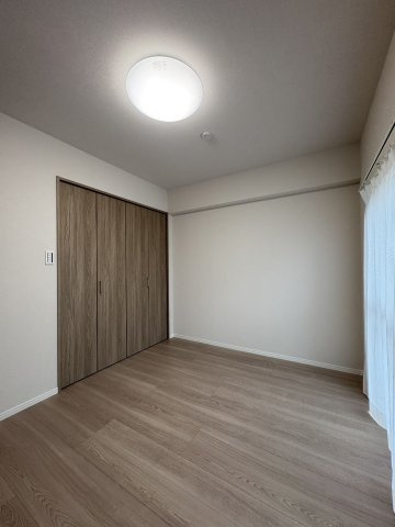 【洋室】 | 九興マンション百道 | バルコニーに面した5.9帖の明るいお部屋。たっぷりのクローゼットに内窓付きの快適なお部屋です