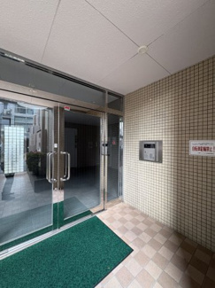 【エントランス】 | 安全に配慮されたオートロックマンションです。室内ＴＶモニタ付インターホンで来訪者を確認できます