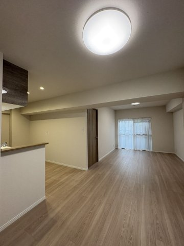 【居間・リビング】 | 九興マンション百道 | 5月に全面リフォーム完成です。2面採光で明るく広々としたLDKは快適空間です