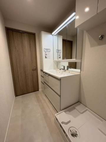 【独立洗面台】 | 九興マンション百道 | 収納力と機能性に優れた三面鏡洗面化粧台です。細々した物が増えがちな洗面回りもすっきり清潔に保てます