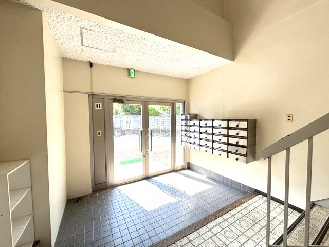 野村学生マンションのエントランス
