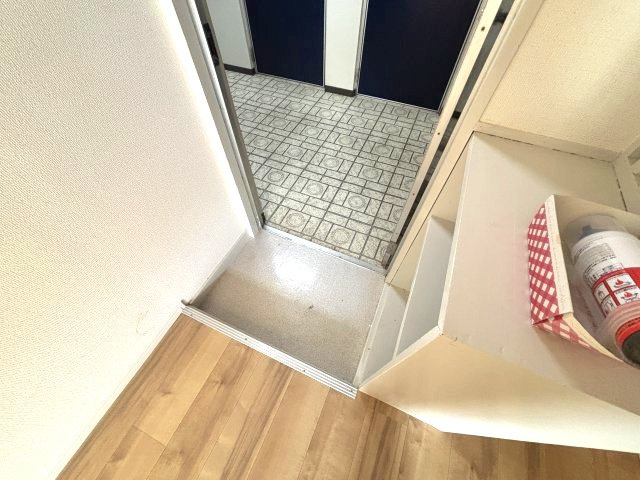 野村学生マンションの玄関