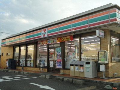 【周辺】 | カーサ・ソレイユ鎌田 | セブンイレブン鎌田店まで141ｍ