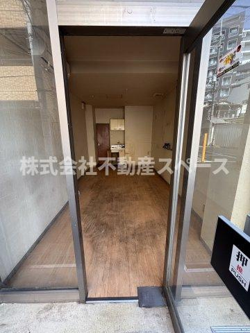 大阪市淀川区宮原２丁目の店舗事務所のエントランス