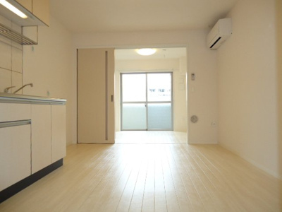 【居間・リビング】 | ル・ヴァン・リブレ | ◆不動産すまラボの新プラン◆入居時の費用負担0円で入居可能！カード作成不要・簡単5分の審査です♪お気軽にお尋ねください♪