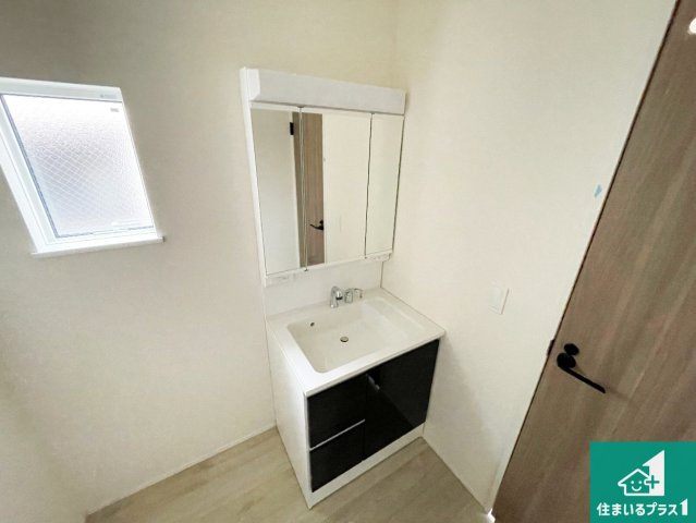 寝屋川市太秦東が丘　第24-1期　新築一戸建ての独立洗面台|清潔感のある洗面台です。フラットな鏡は掃除がしやすく毎日清潔！鏡裏には収納があるのでスッキリとした洗面台が保てます。