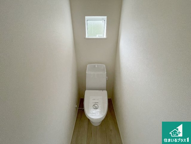 寝屋川市太秦東が丘　第24-1期　新築一戸建てのトイレ|1・2階の2ヶ所にあるので、朝の忙しい時間の順番待ちもなく、深夜の利用にも大変便利です。