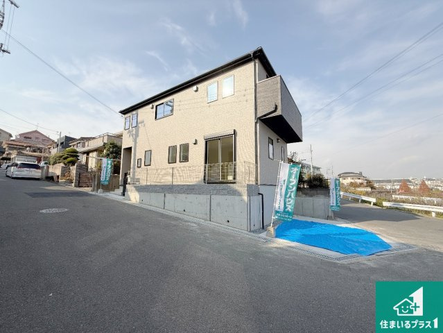 寝屋川市太秦東が丘　第24-1期　新築一戸建ての前面道路含む現地写真|周辺は閑静な住宅街！前面道路広々で車の出し入れも便利です。駐車が苦手な方でも安心して車庫入れできます！