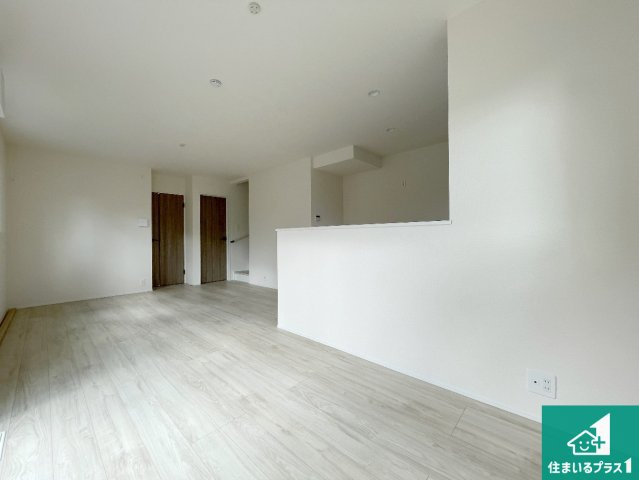 寝屋川市太秦東が丘　第24-1期　新築一戸建ての居間・リビング|日当たり良好の明るいリビングで朝の目覚めもスッキリできそう！対面キッチンでご家族のコミュニケーションも自然と増える設計！小さなお子様が遊ぶスペースを作っても広々とくつろげるLDK！