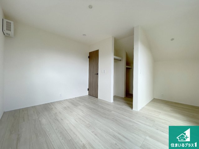 寝屋川市太秦東が丘　第24-1期　新築一戸建ての洋室|ウォークインクローゼット付きで生活スペースもスッキリできます。各居室にも収納がありますので、お子様の衣類やおもちゃなどもしっかり収納できます。