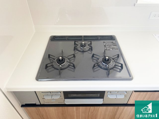 寝屋川市太秦東が丘　第24-1期　新築一戸建ての設備|ダブル高火力Ｓｉセンサー付きコンロ！３口あるので、まとめて料理をする時も大活躍！