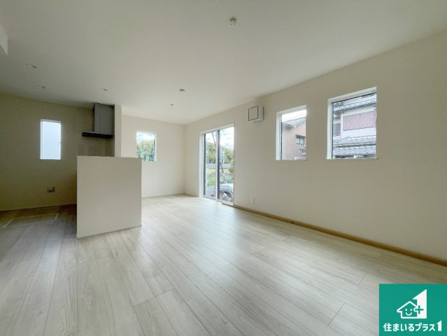 寝屋川市太秦東が丘　第24-1期　新築一戸建ての居間・リビング|日当たり良好の明るいリビングで朝の目覚めもスッキリできそう！対面キッチンでご家族のコミュニケーションも自然と増える設計！小さなお子様が遊ぶスペースを作っても広々とくつろげるLDK！