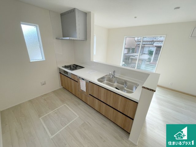 寝屋川市太秦東が丘　第24-1期　新築一戸建てのキッチン|子供を見守りながらお料理が出来るため家族のコミュニケーションか増えます♪スペースが広く確保されている為お子様が大きくなったときは一緒に料理を楽しめます♪