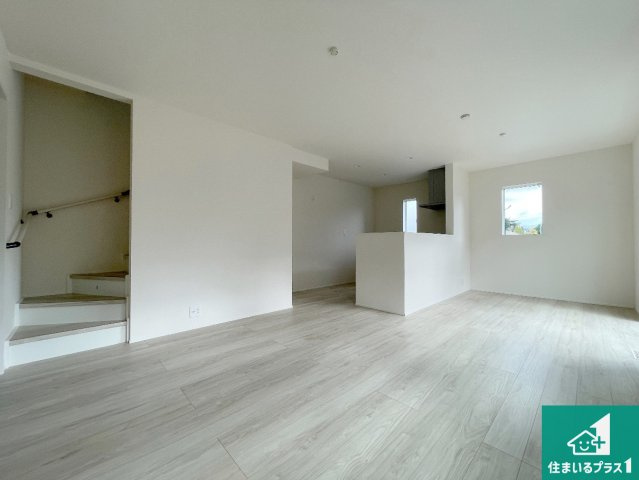 寝屋川市太秦東が丘　第24-1期　新築一戸建ての居間・リビング|明るいリビングで朝の目覚めもスッキリできそう！対面キッチンでご家族のコミュニケーションも自然と増える設計！小さなお子様が遊ぶスペースを作っても広々とくつろげるLDK！