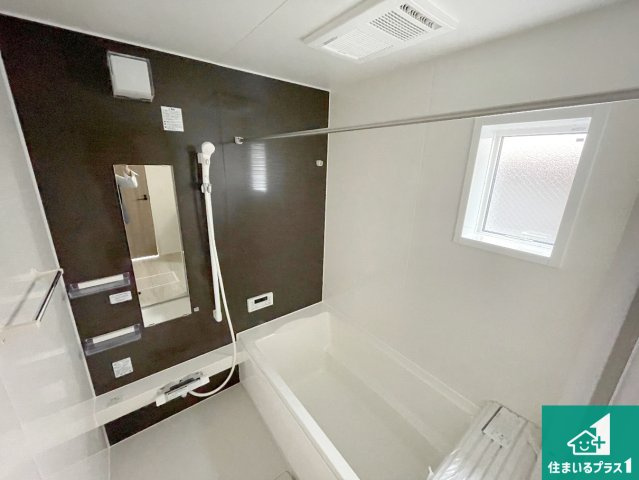 寝屋川市太秦東が丘　第24-1期　新築一戸建ての浴室|足をゆったり伸ばして寛げる浴槽です。窓が設けられていますので差し込む光が明るく穏やかな雰囲気にしてくれます♪浴室乾燥機も設置しているので、雨の日の洗濯物も安心です♪