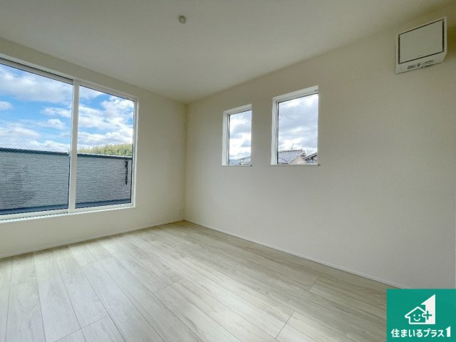 寝屋川市太秦東が丘　第24-1期　新築一戸建ての洋室|寝室は心地よい眠りについてもらいたくて、シンプルかつ開放的な空間な設計にしています！大きな窓から差し込む日が心地いいです♪