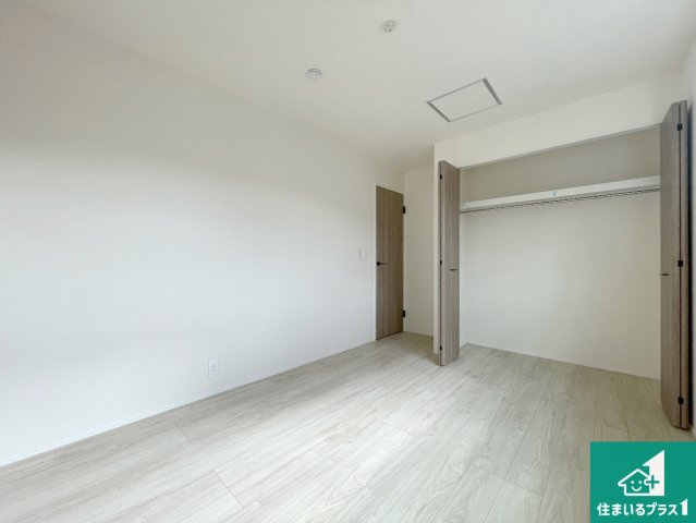 寝屋川市太秦東が丘　第24-1期　新築一戸建ての洋室|収納スペースが充実しているので子供の成長に合わせてたくさん収納ができます！家族構成に合わせた様々な活用ができる収納！