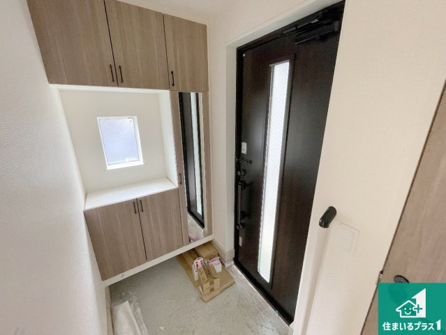 寝屋川市太秦東が丘　第24-1期　新築一戸建ての玄関|シューズボックスにはたくさんの靴が収納できるので玄関周りはいつもスッキリ！ご家族が増えても安心！